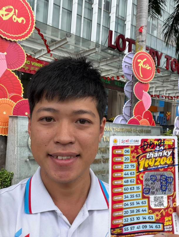 Người đàn ông TP.HCM trúng độc đắc 1,2 tỉ xổ số cào, nhận hết tiền mặt